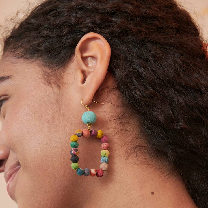 WorldFinds – Großhandel Ohrhänger – Kantha baumelnde quadratische Ohrringe1