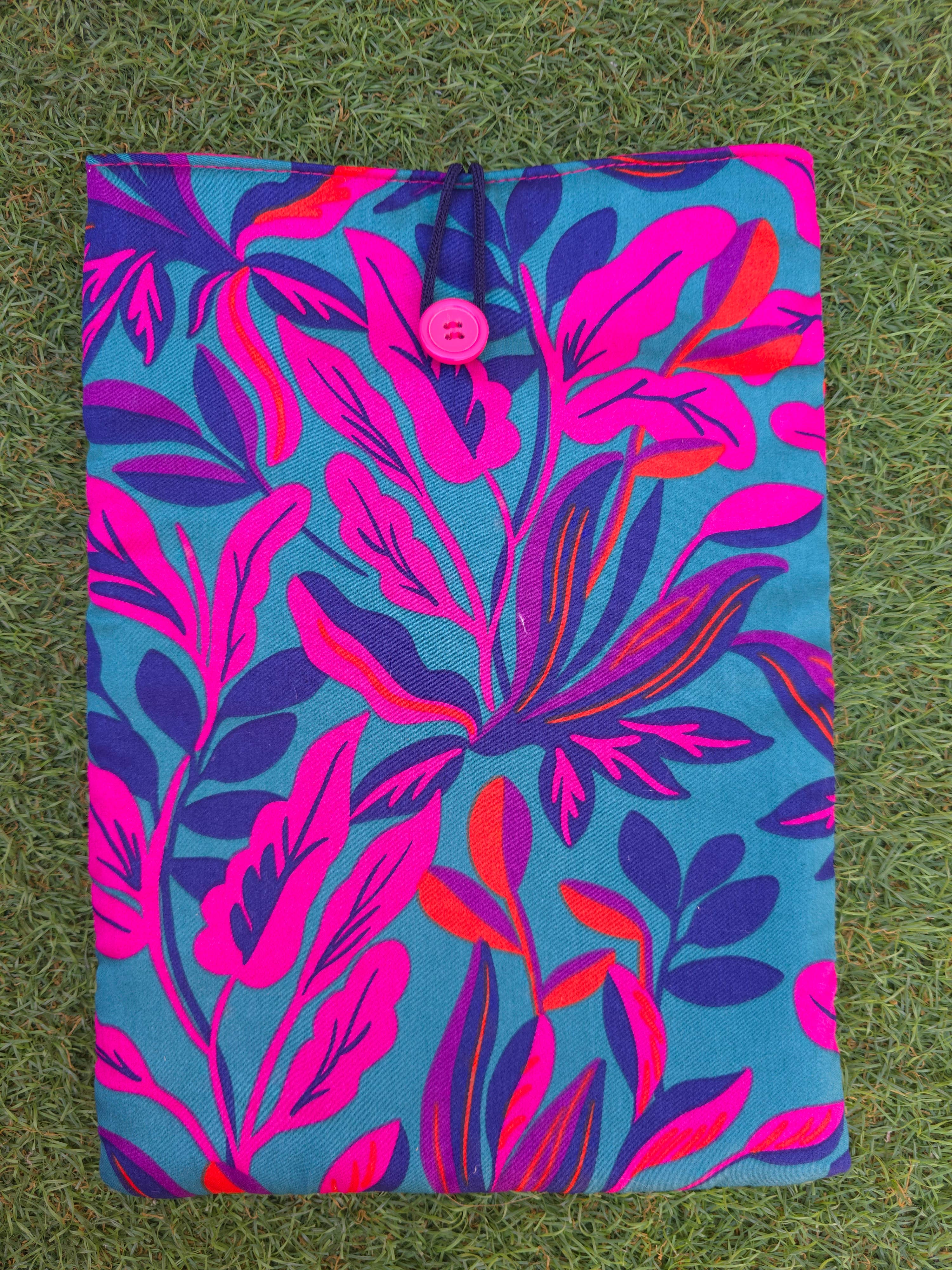 laubelgo - Wholesale Book Cover - Padded book cover with fluorescent leaves on a blue background0