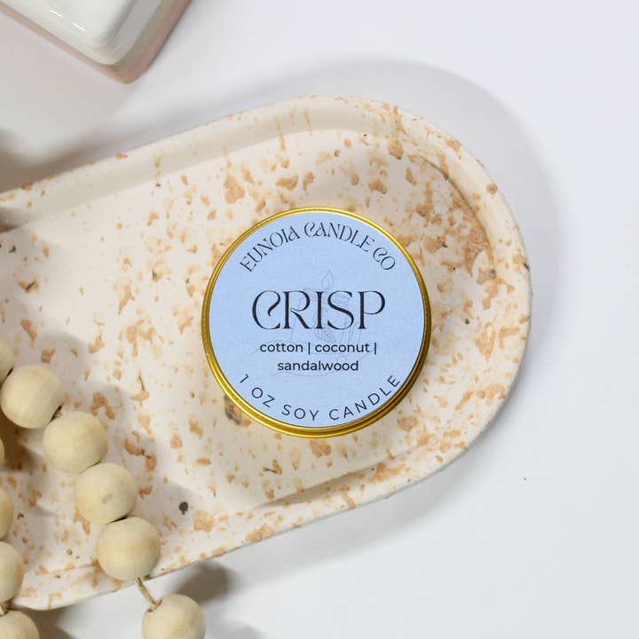 Krispig Sojaljus | 1 oz Guldtenn + Träväck för wholesale av Eunoia Candle Co.