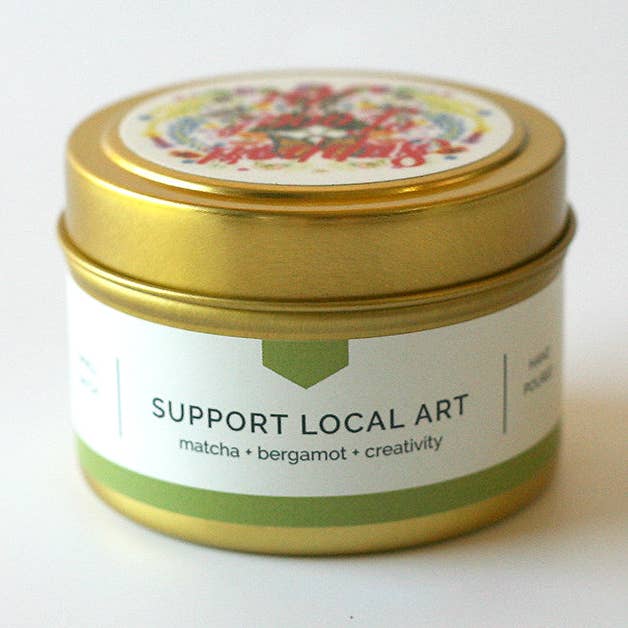 SUPPORTA L'ARTE LOCALE Candela di Soia in Lattina da Viaggio Oro - Matcha + Bergamotto Versata a Mano (4 oz) - COLLABORAZIONE per la vendita all'ingrosso da parte di Vacant Wheel