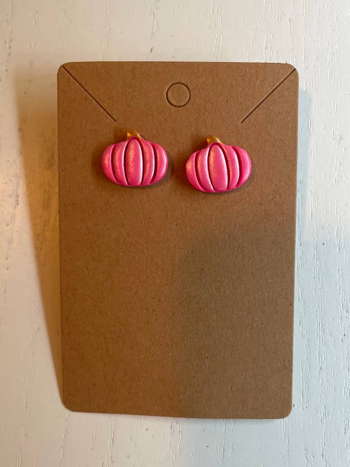 Boucles d'oreilles à tige en argile Pink Pearl Mini Pumpkin pour la vente par KBH CREATIONS