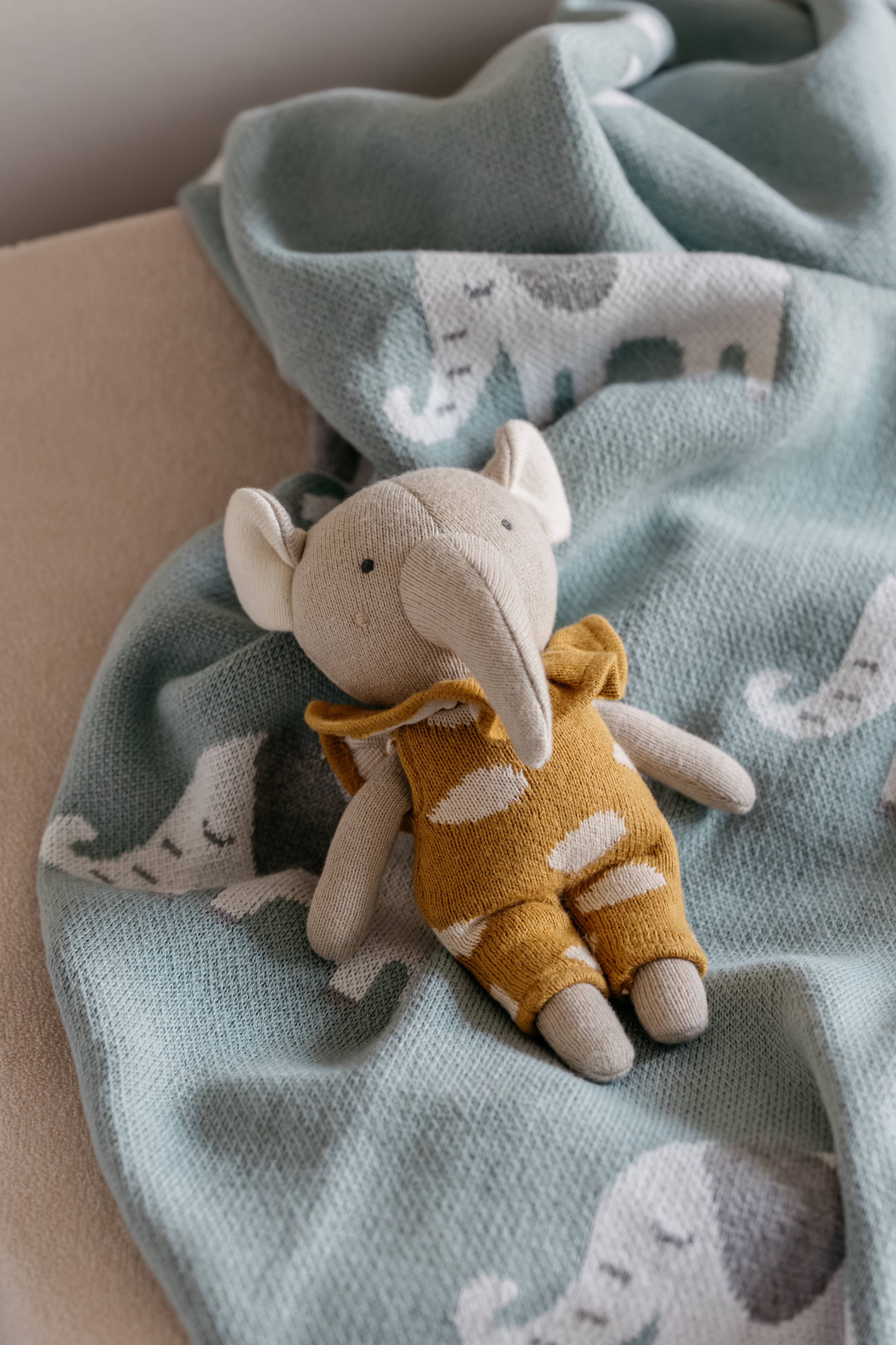 Little Otja – wholesale Fyllda/plyschleksaker - Barn och baby – Stickad elefantleksak – Mjuk plyschdjur present till babyshower3
