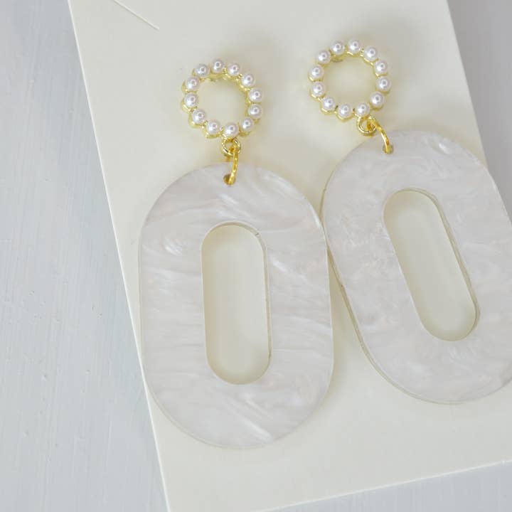The Adorned Fox - Venta al por mayor Pendientes colgantes - Pendientes colgantes ovalados de perlas blancas para boda, pendientes acrílicos2