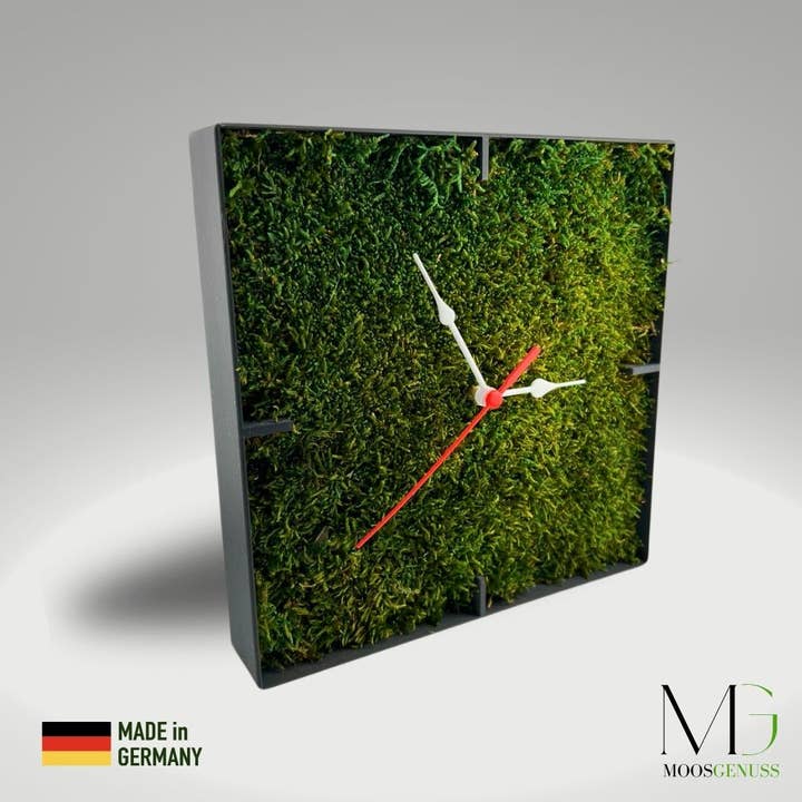 Eckige Waldmoos Wanduhr – 23x23 cm für den Großhandel von Moosgenuss