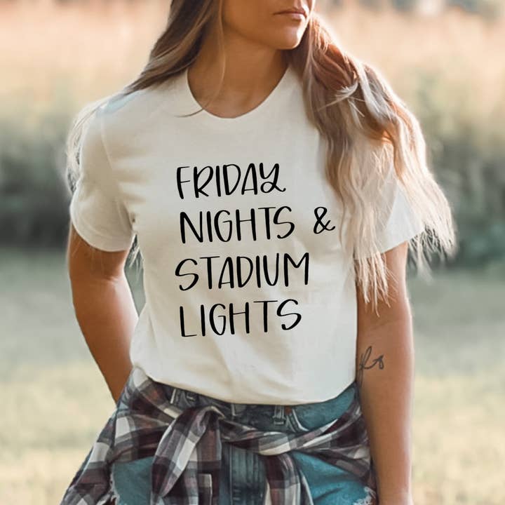 Fredag Aftener Og Stadion Lys Sport Grafisk Tee for engroshandel hos FAMS design