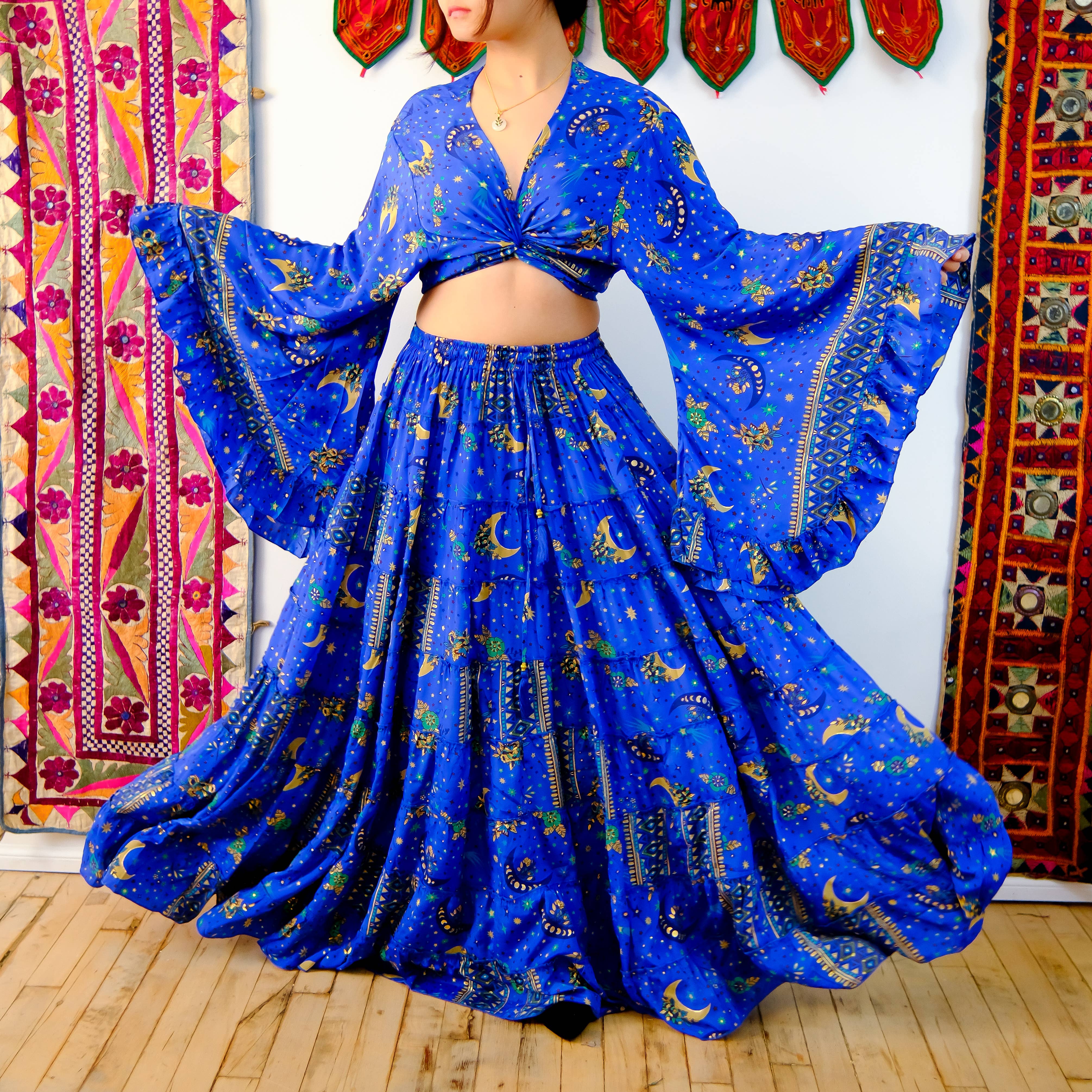 Karma Nepal Crafts – Engroshandel Top- og nederdelsæt - Dame – Flowy Silke Tiered Nederdel Set med Flare ærmet Top0