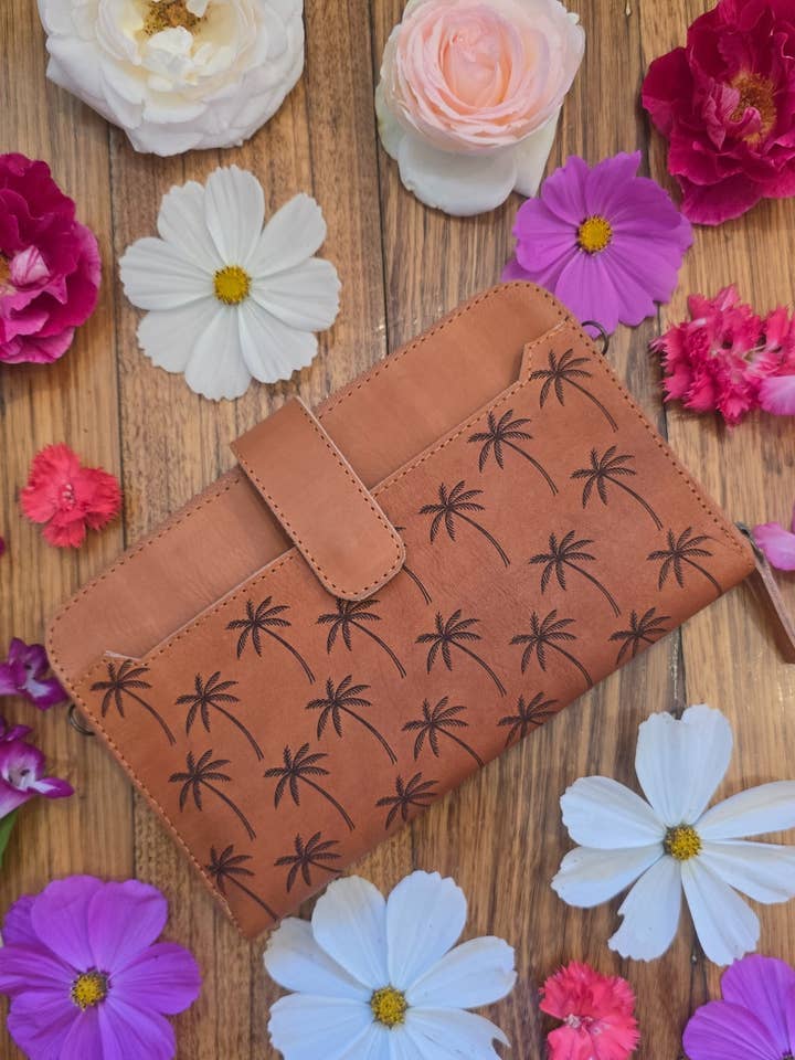 Portefeuille à main Serenity Palms - Tan pour la vente par Celestial Gypsy