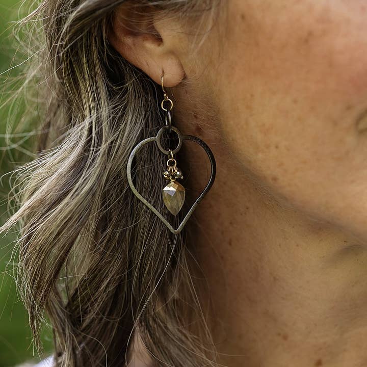 Anne Vaughan Designs Jewelry – Brincos de argola por atacado – Alchemy Pyrite com argola de coração e brincos de quartzo rutilado dourado1