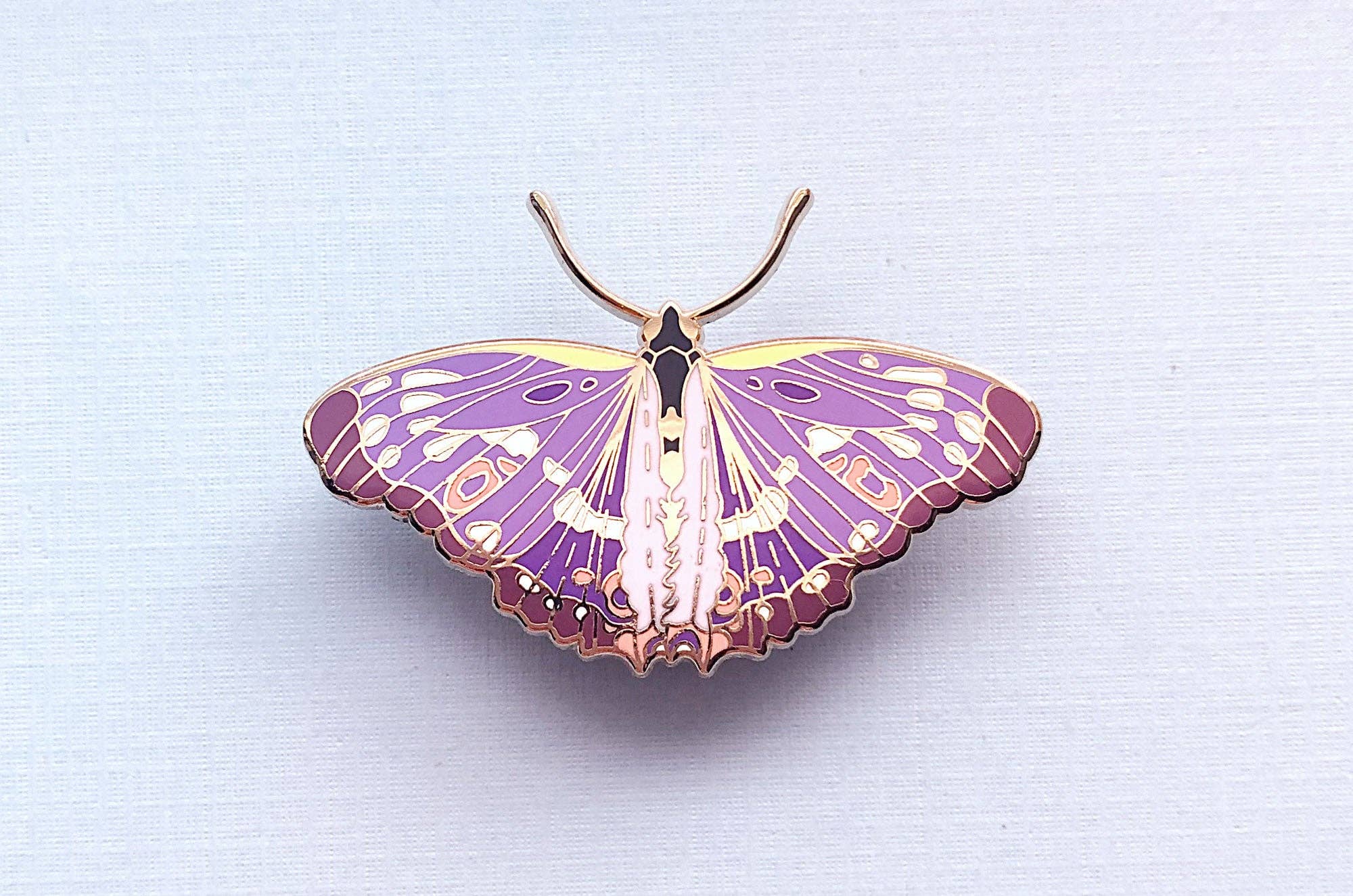 Alum and Ink - Venta al por mayor Botón/prendedor - Alfiler esmaltado con forma de mariposa emperadora morada pequeña (Apatura ilia)5