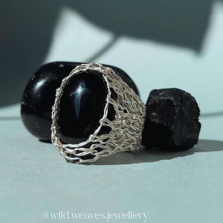 Handgjord ring i silverobsidian med ädelsten och 925-tråd för wholesale av Wild Weaves Jewellery by Sara Lindgren