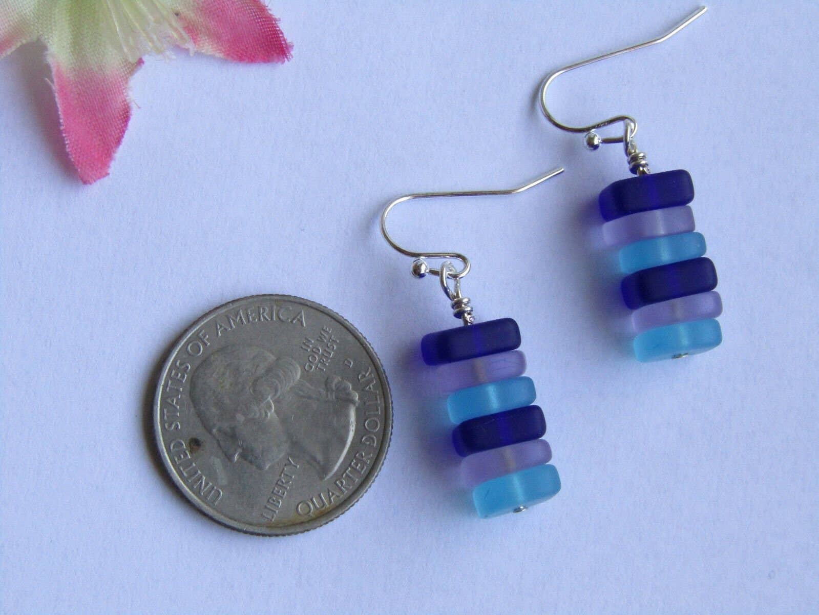 Bad Apple Designs – Großhandel Ohrhänger – Gestapelte blaue und lila Meerglas-Ohrringe mit Kieselsteinen, Geschenk für sie, Meeresliebhaber, Strandschmuck, Boho, Minimalist Drops3