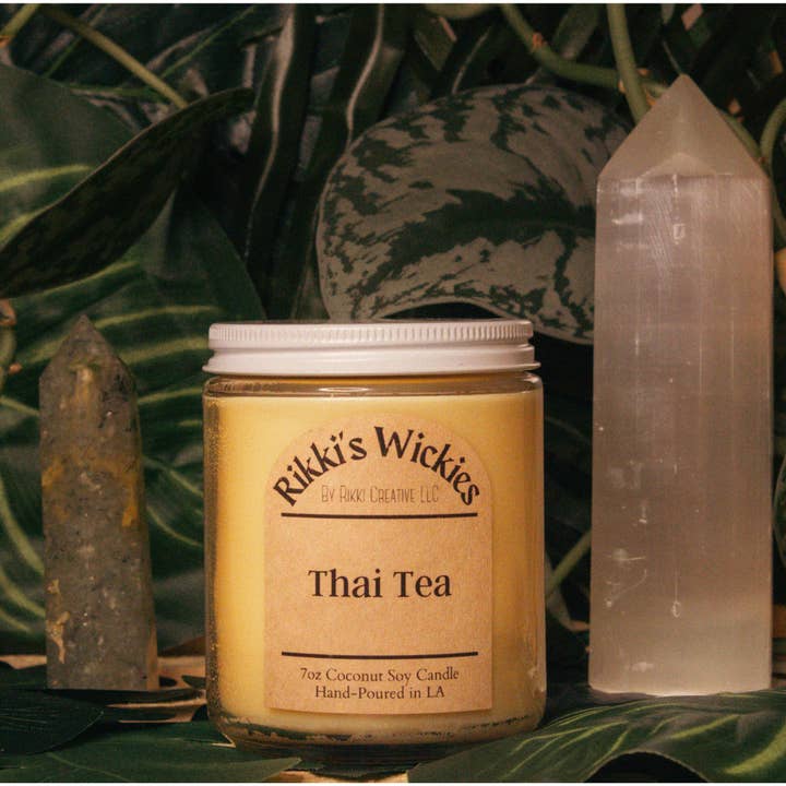 Bougie Thai Tea 7 oz pour la vente par Rikki’s Wickies + Other Thingies