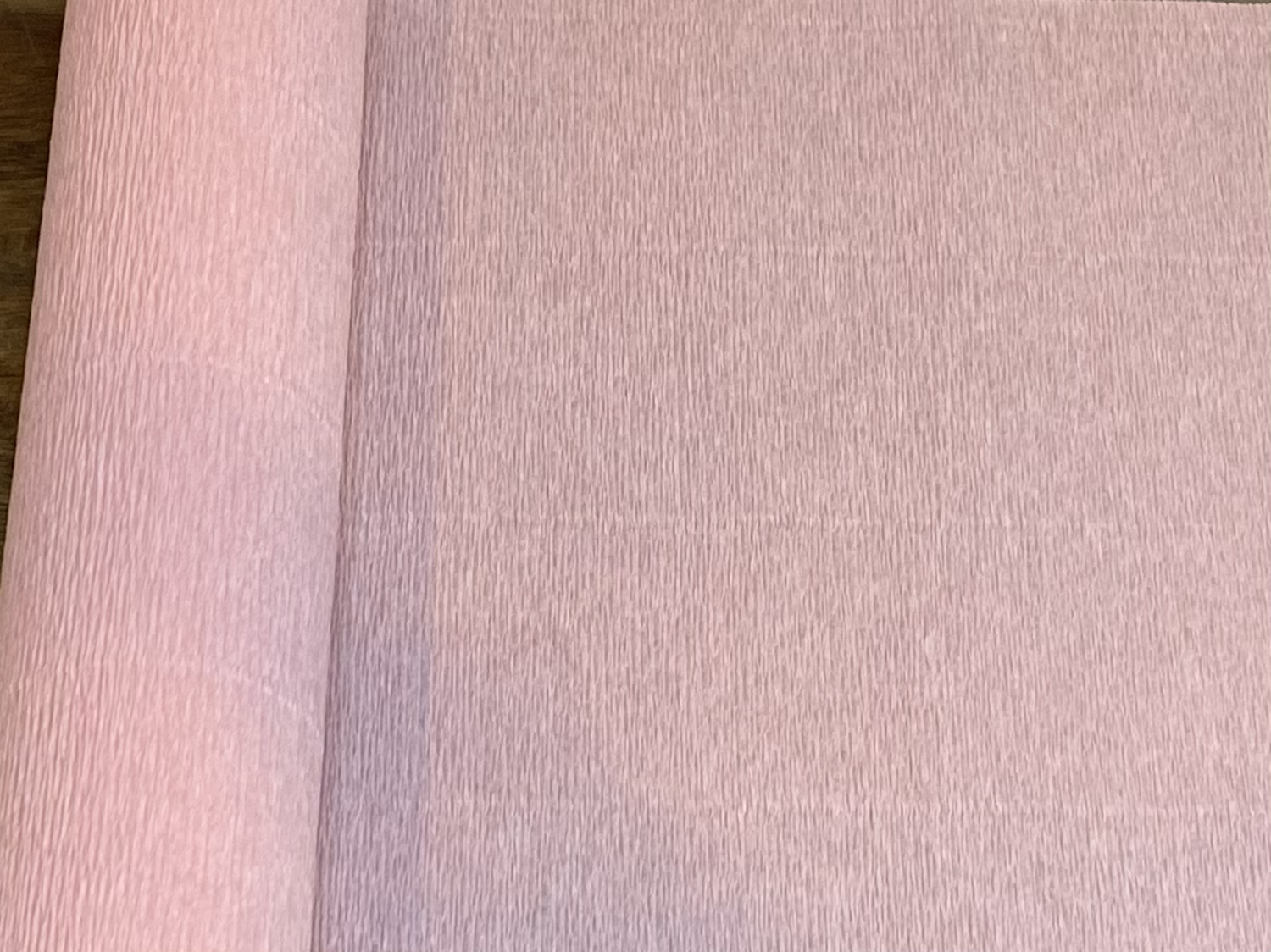 Petals and Pearls Design – Großhandel Bastelzubehör – Pastellrosa schweres Floristenkrepppapier2