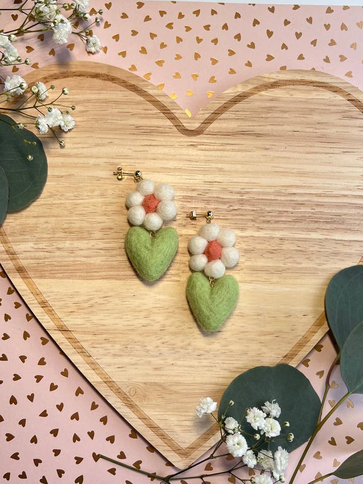 Bloeiend Hart Vilt Lente Oorbel voor wholesale door Honey Loom Designs