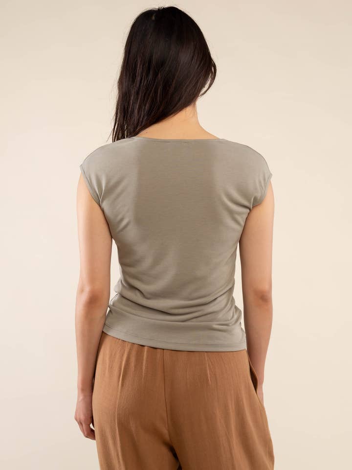 NLT – Großhandel Strickoberteil – Damen – Sato Cupro Top mit Wasserfallausschnitt und schulterfreiem Design6