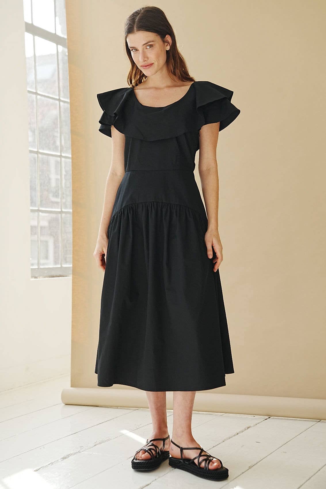 Marianna Déri GmbH - Venta al por mayor Vestido - Mujer - Vestido midi negro con volantes1