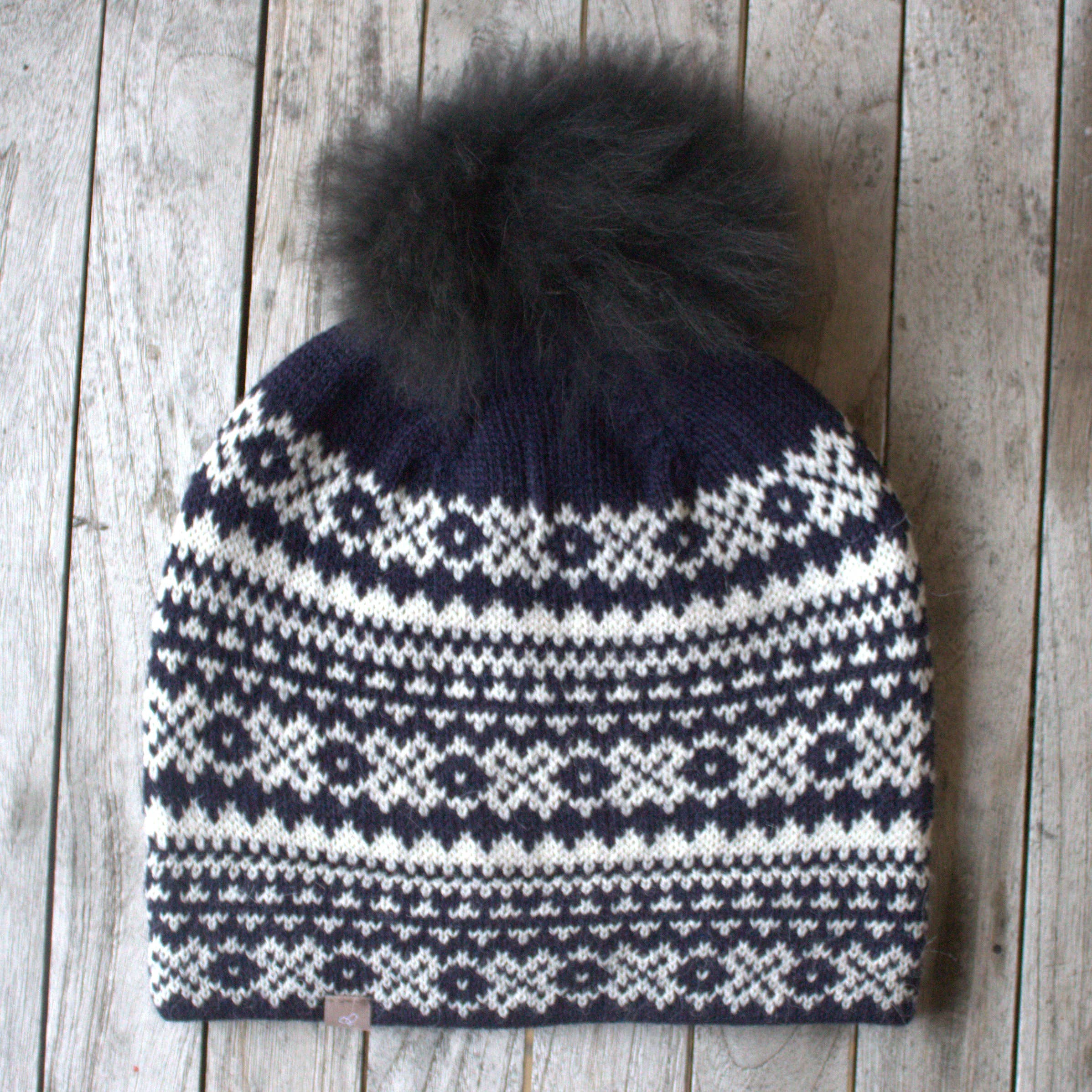 Samantha Holmes Alpaca Clothing and Gifts – Engroshandel Beanie - Dame – Alpaca Fair Isle-strikket hue med løs alpaka-pompon11