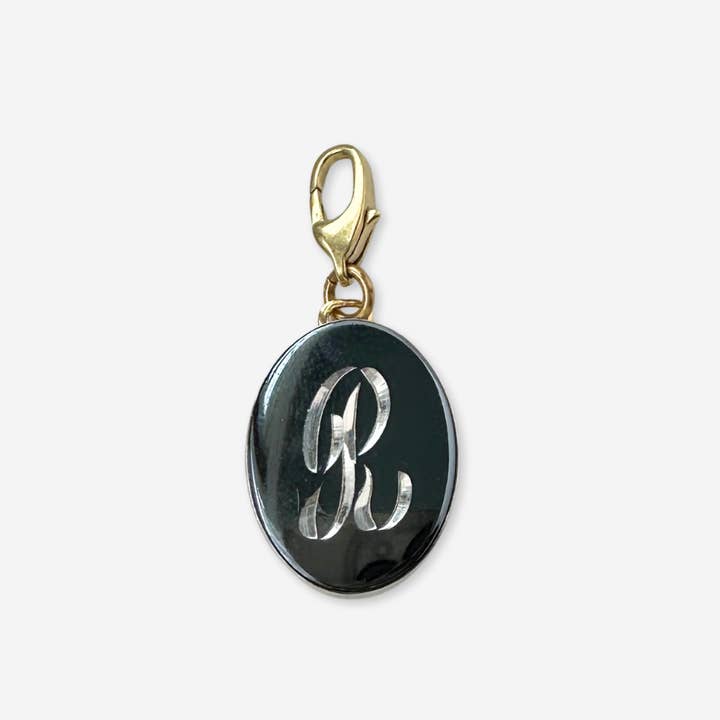 Charm oval de punho com letra "R" em prata vintage e metal de arma. por atacado de Lulu’s Petals