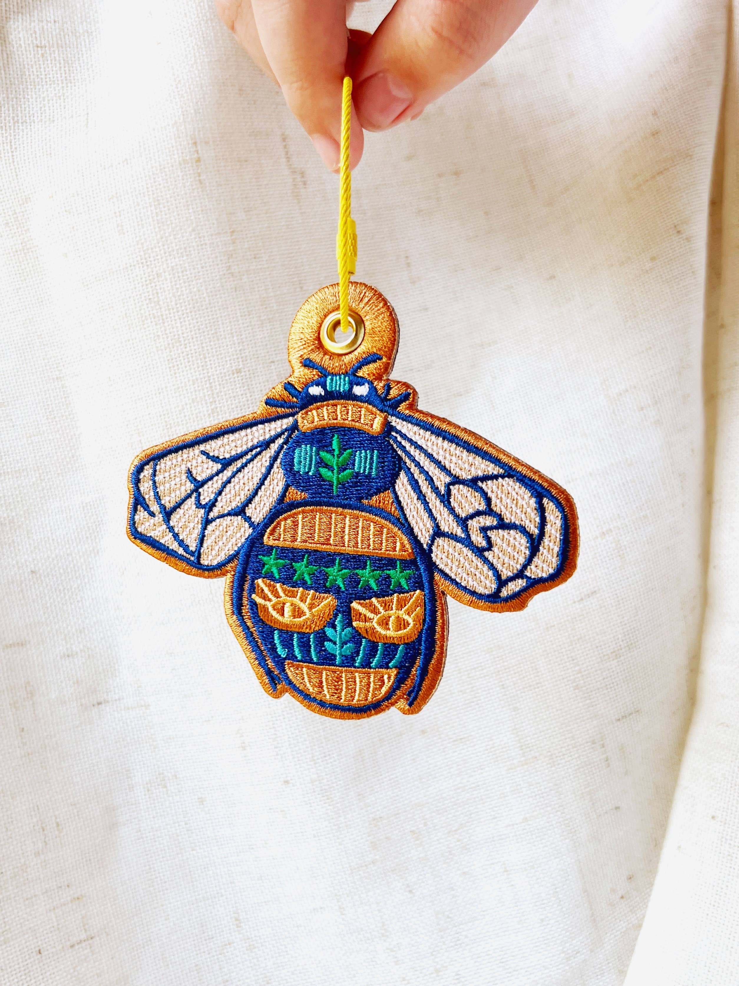 Rikrack – Großhandel Schlüsselanhänger – Damen – Bienenbestickter Taschenanhänger-Schlüsselanhänger2