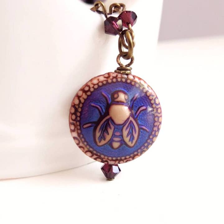 The green antique trunk - Wholesale Pendant/Charm Necklace - Beatrice - Mood Bead Bee Necklace - Bee Jewelry - Bee Pendan