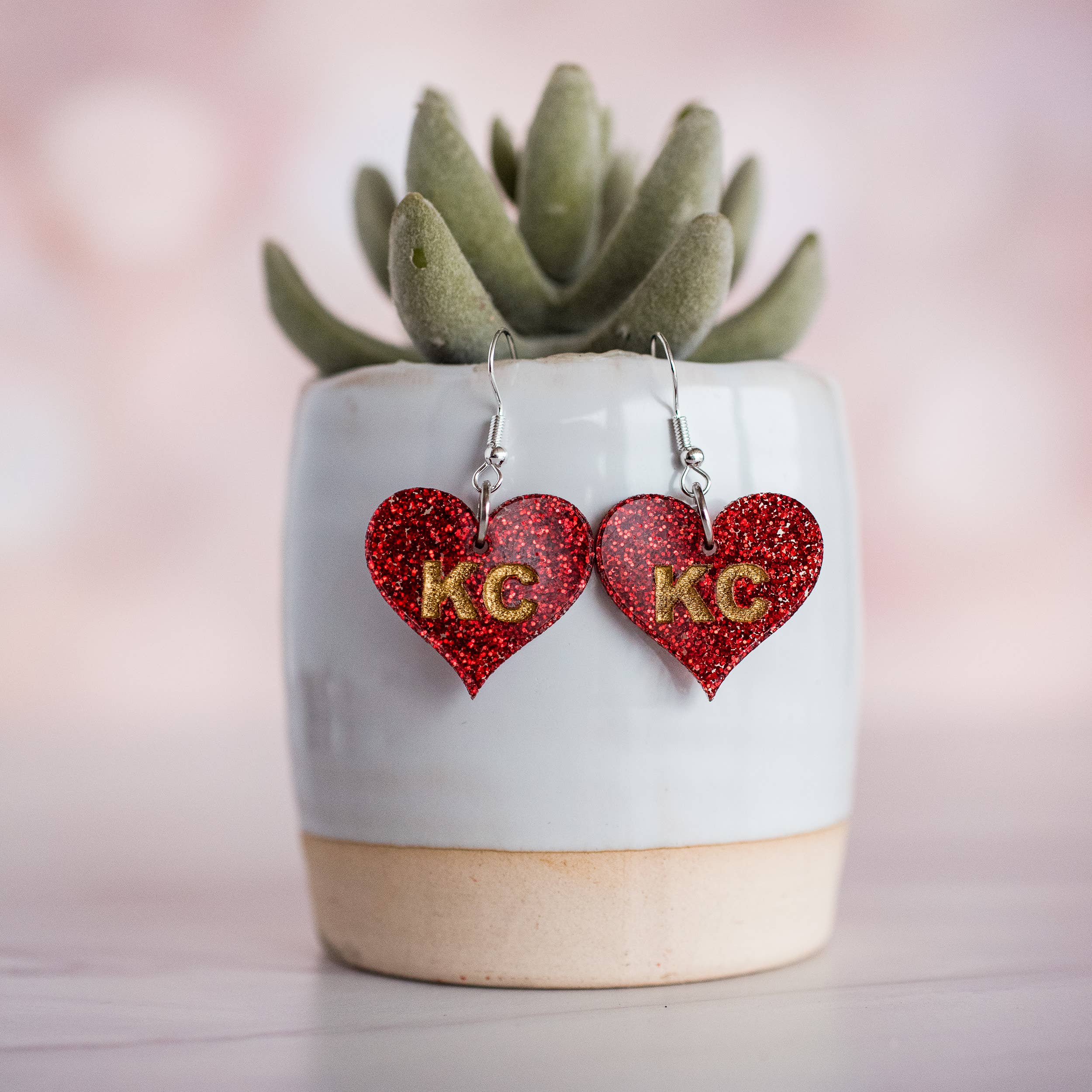 Stellar Gifts & Goods Wholesale - Vente Boucles d'oreilles pendantes - KC Football - Boucles Cœur KC Rouge & Or Paillettes Kansas1