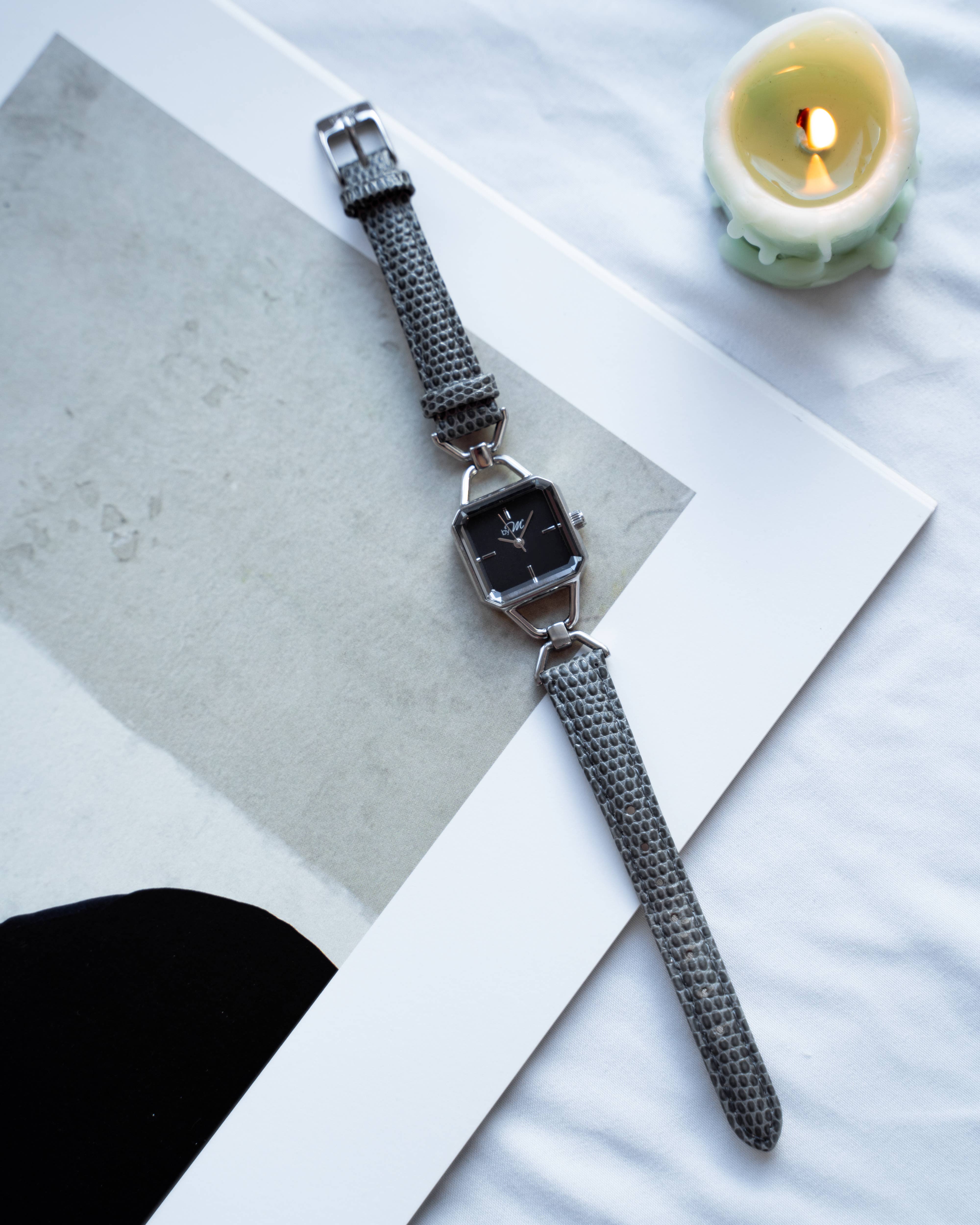 by M degrees – wholesale Armbandsur - Dam – Vintage-inspirerad fyrkantig silverklocka | Grå läderrem4