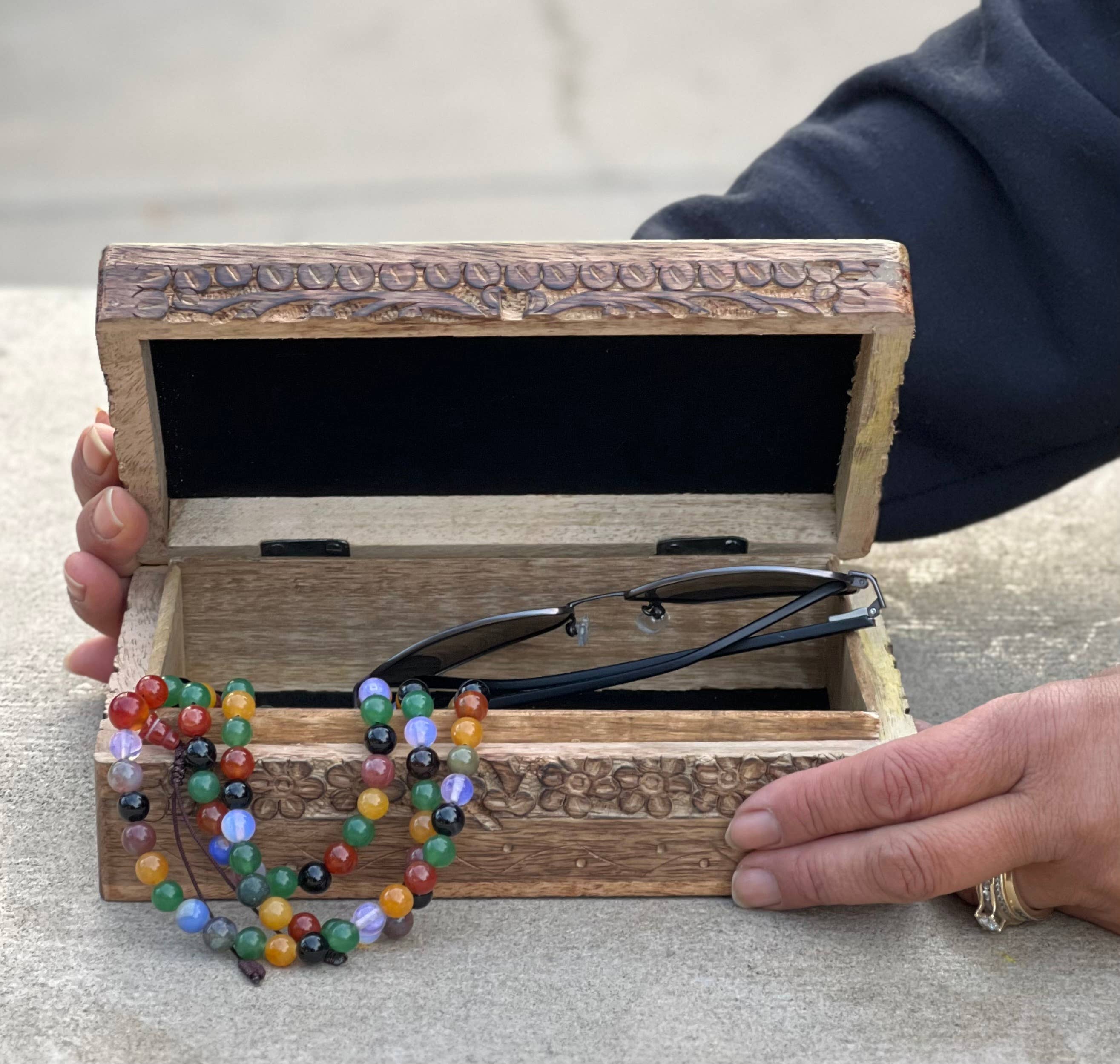 Lungta Imports – Großhandel Dekoschachteln – Hindu OM Handgeschnitzte Holzkiste zum Andenken1