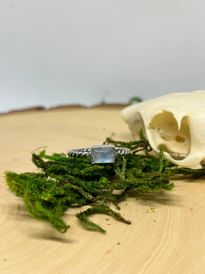 Rechthoekige draairing met maansteen - maat 7 voor wholesale door SchaeferWorks Jewelry