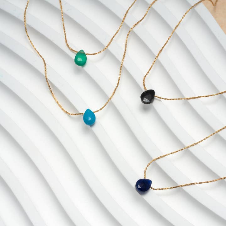 collier en pierre précieuse goutte de pluie simple en or emballage pour la vente par Cool and Interesting