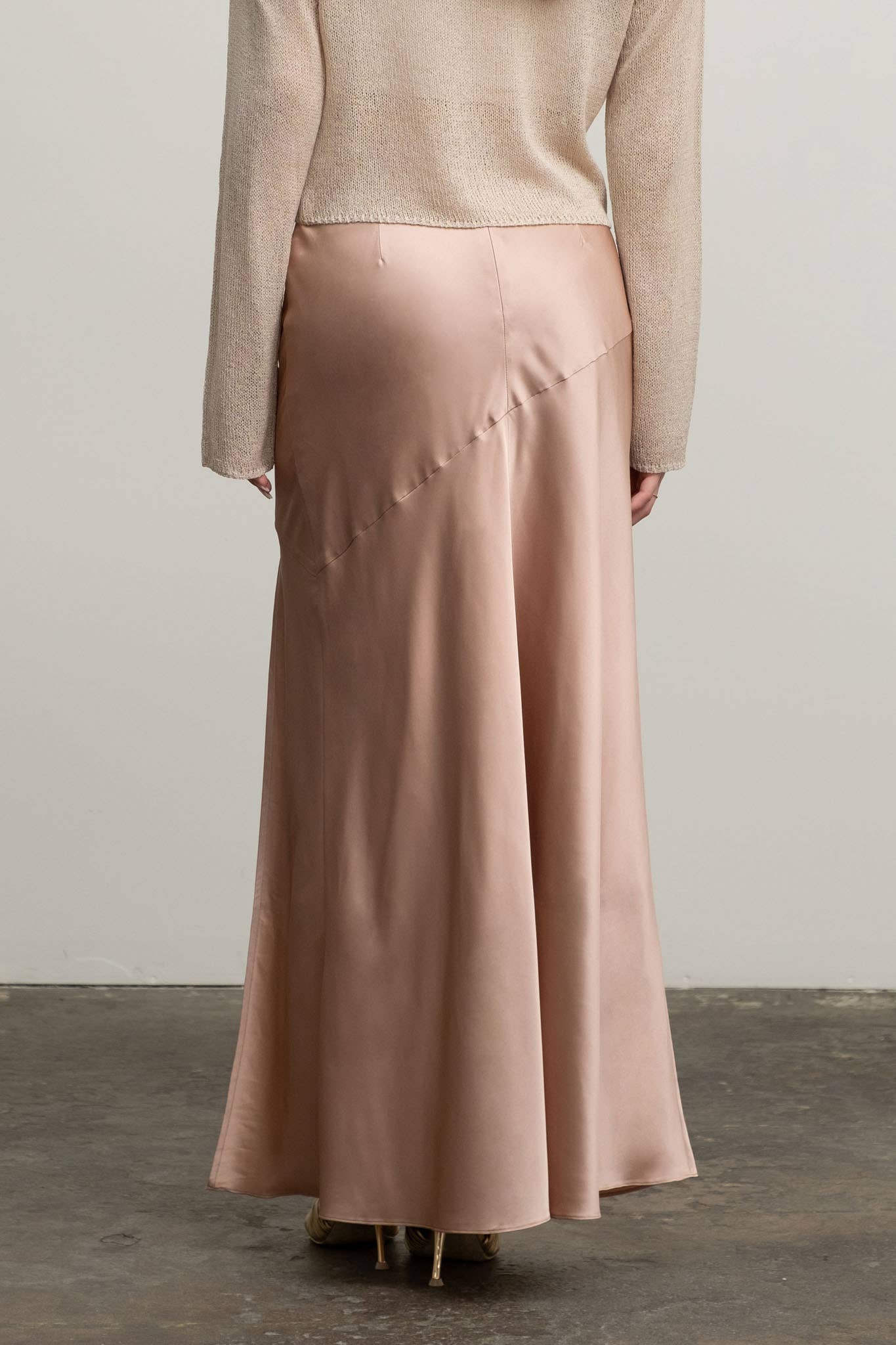 Blu Pepper - Vendita all'ingrosso Gonna - Donna - Gonna midi asimmetrica in raso con spacco laterale6