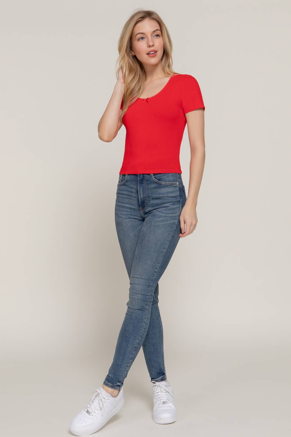 Active Basic | Active USA – wholesale Stickad topp - Dam – Kortärmad topp med rund halsringning, spets och satinrosett i ribbstickat tyg13