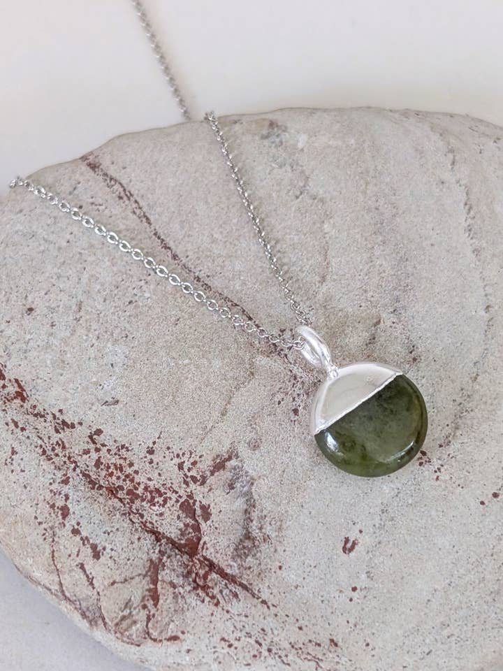 De Orb Peridot Augustus Geboortesteen Ketting voor wholesale door Lapis London