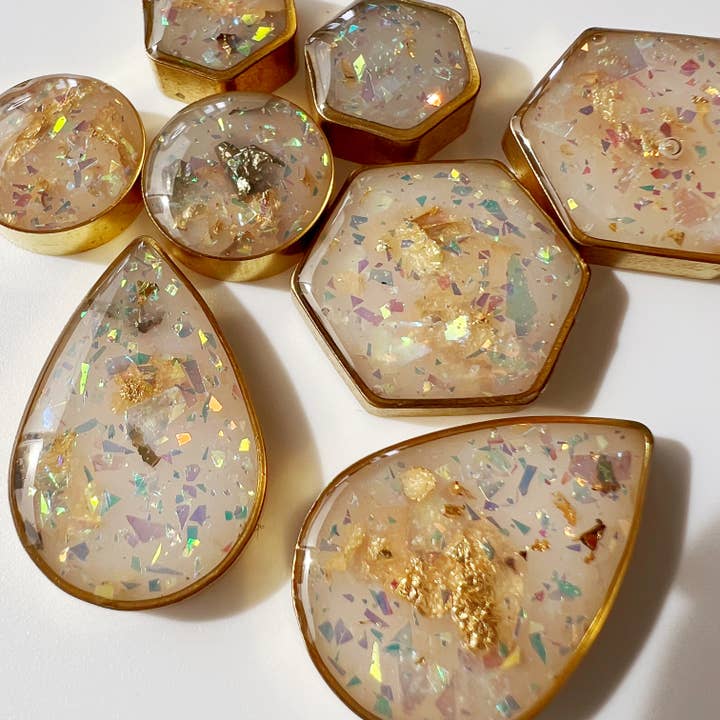 Orecchini a bottone Galaxy in vetro color latte: opale per la vendita all'ingrosso da parte di Bang Bang Bijoux