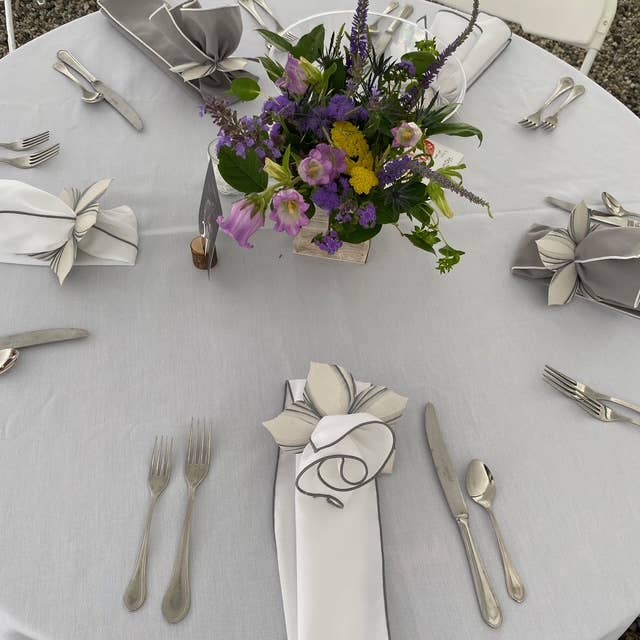 Carole Shiber Designs - Wholesale Napkin ring - Leafy Linen Botanic Napkin Ring - White/Silver2