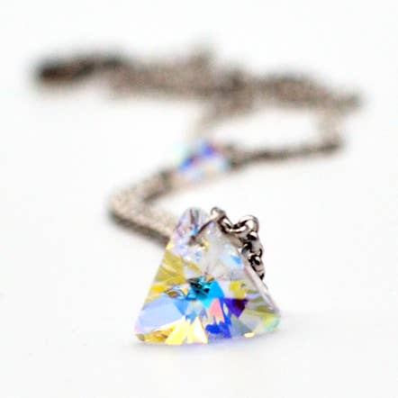 Xilion Crystal Ab Triangle Ketting for wholesale by Beau Accessoires