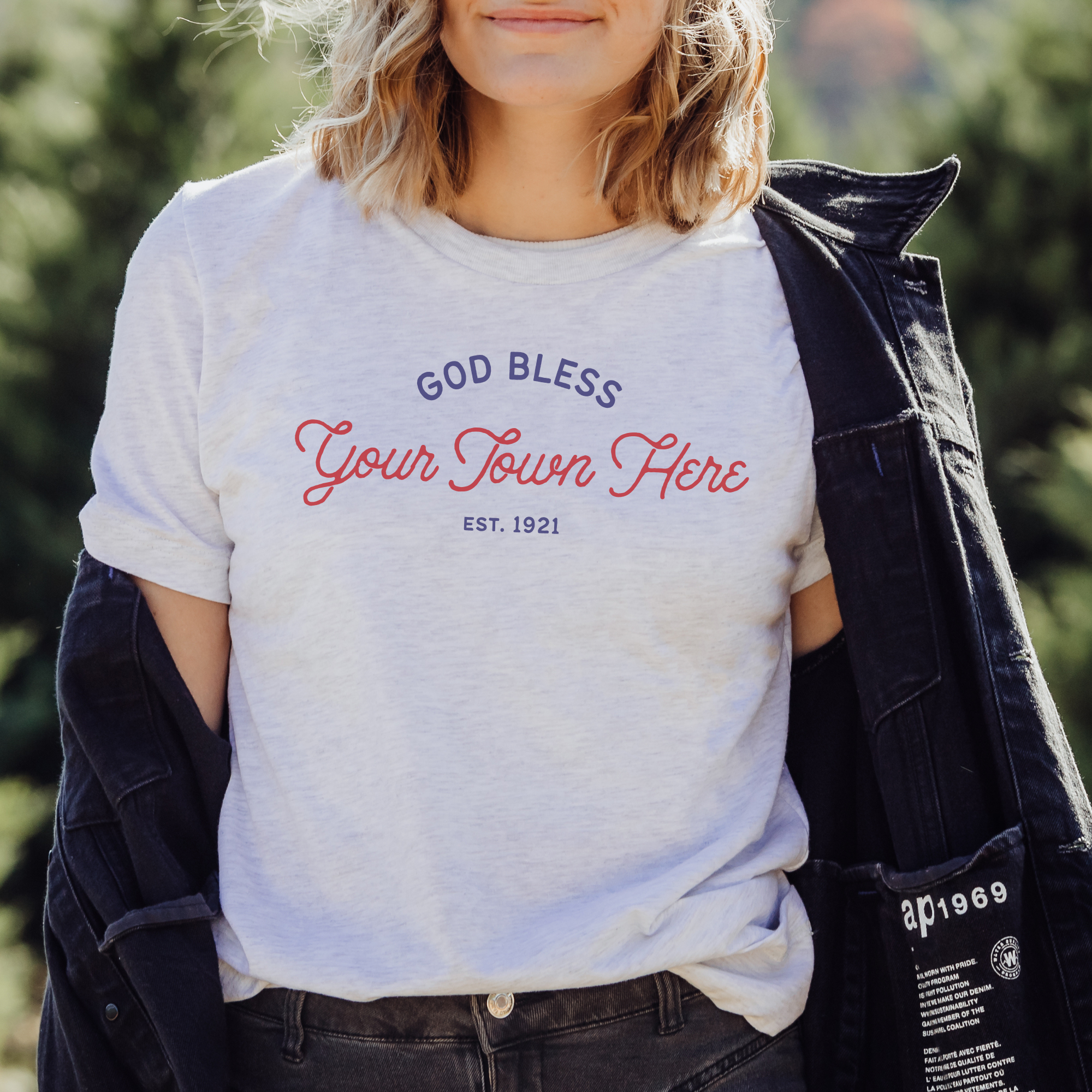 Faith & Life Christian Brands – Großhandel T-Shirt mit Siebdruck – Damen – T-Shirt „God Bless Your City Hometown 4th Of July“4