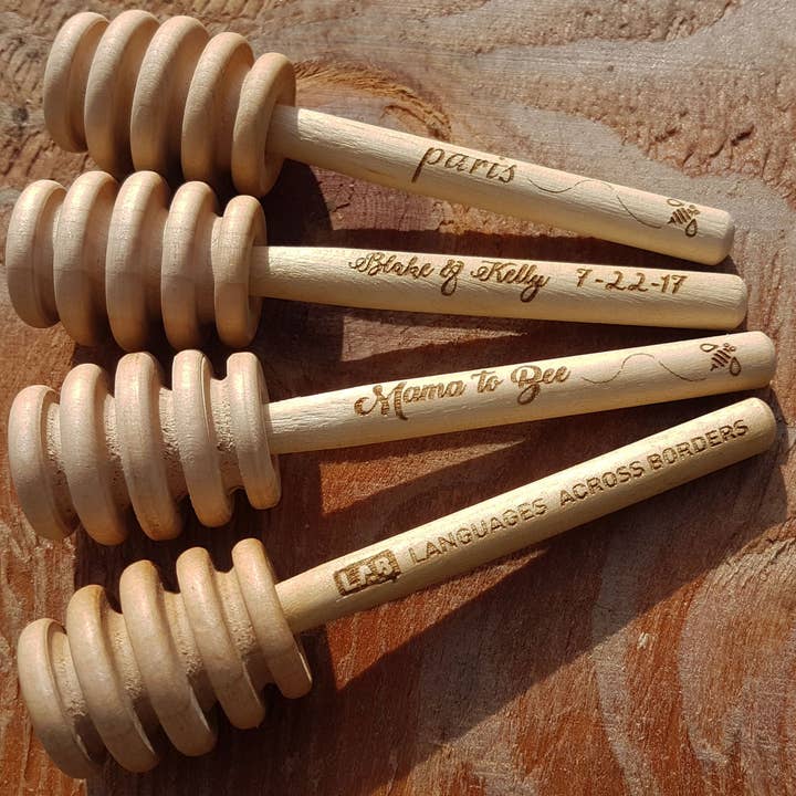 Merlo per miele in legno inciso personalizzato per la vendita all'ingrosso da parte di Eastvan bees