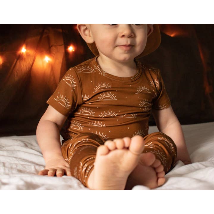 millie + roo LLC - Vente Haut et bas de pyjama – enfant - ENSEMBLES 2 PIÈCES À MANCHES COURTES EN BAMBOU - Sunny Days1