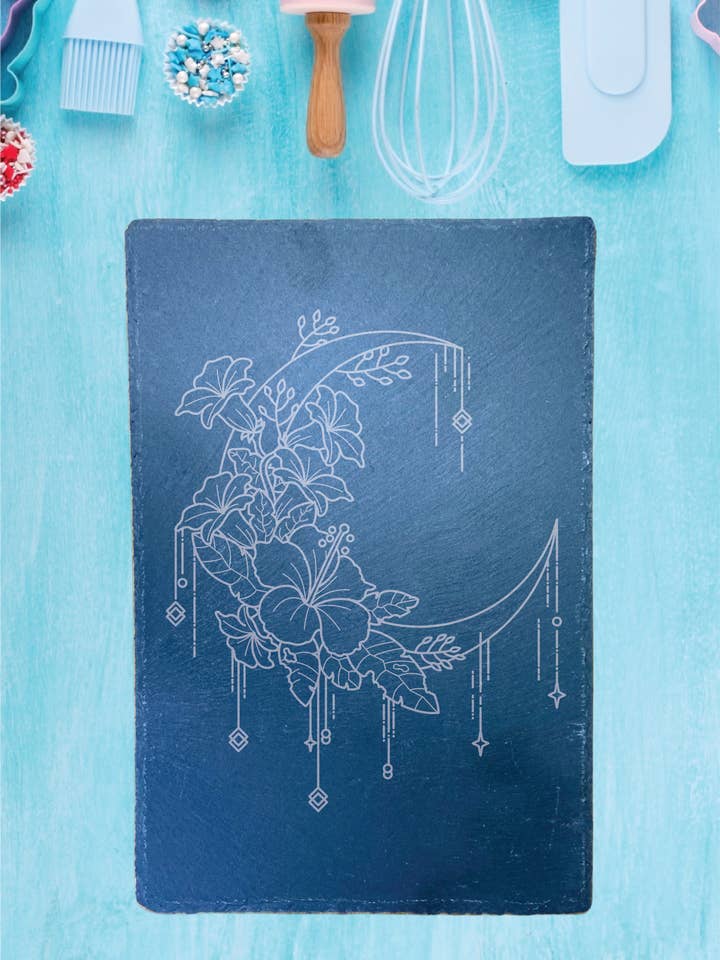 Assiette chauffante en ardoise gravée en forme de croissant de lune florale de 12 po pour la vente par Three Witches Tea Shop