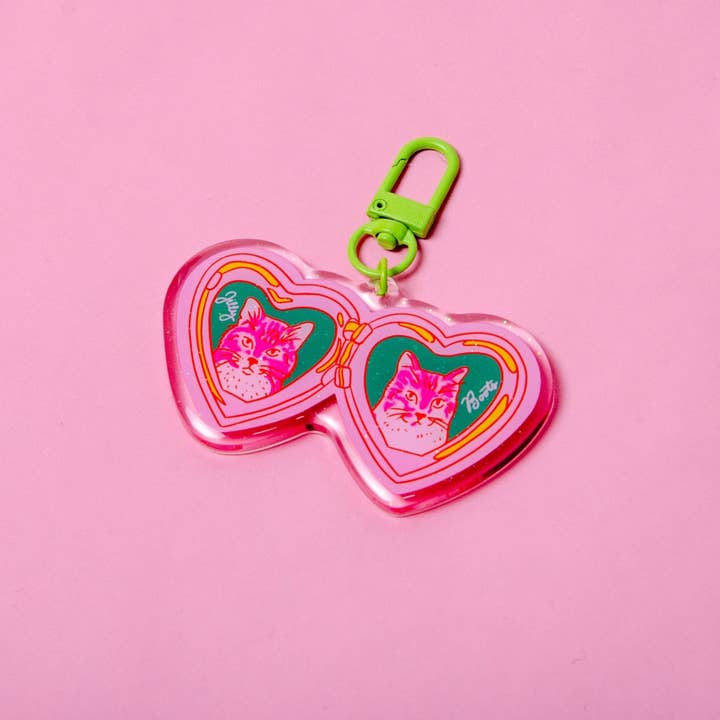 Yikes Design – wholesale Keychain – Unisex – Jilly & Boots the Cats Locket Keychain Acrylic/Glitter Epoxy1