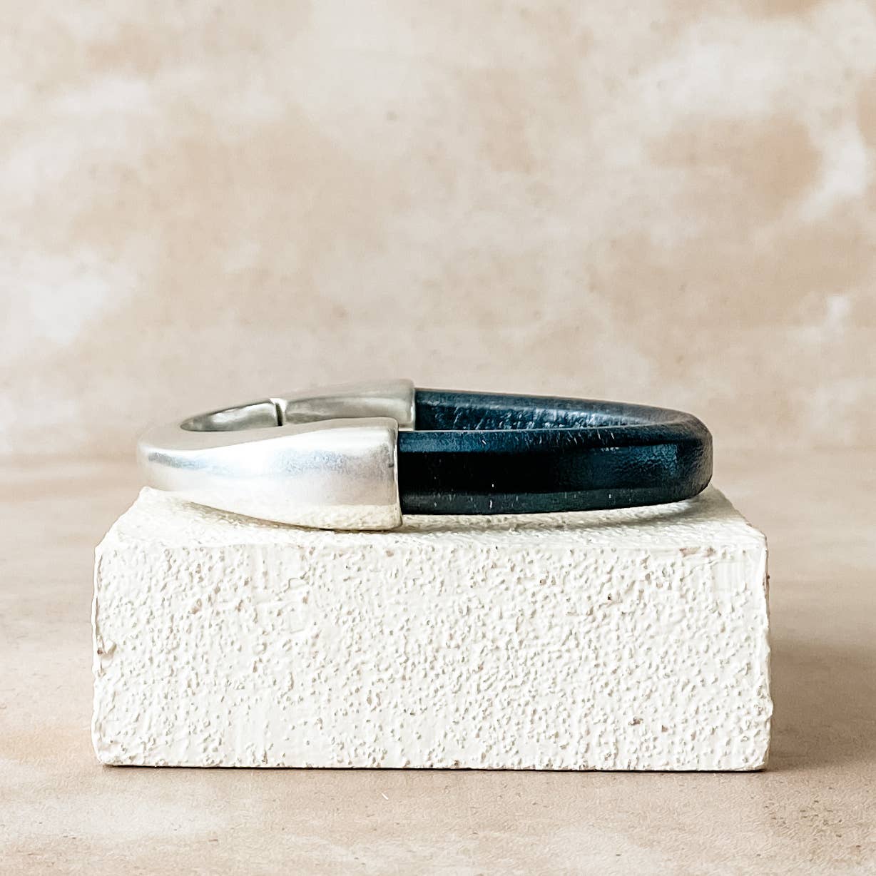 Diana Kauffman Designs - Vendita all'ingrosso Bracciale a polsino - Bracciale breakaway in pelle/Argento20