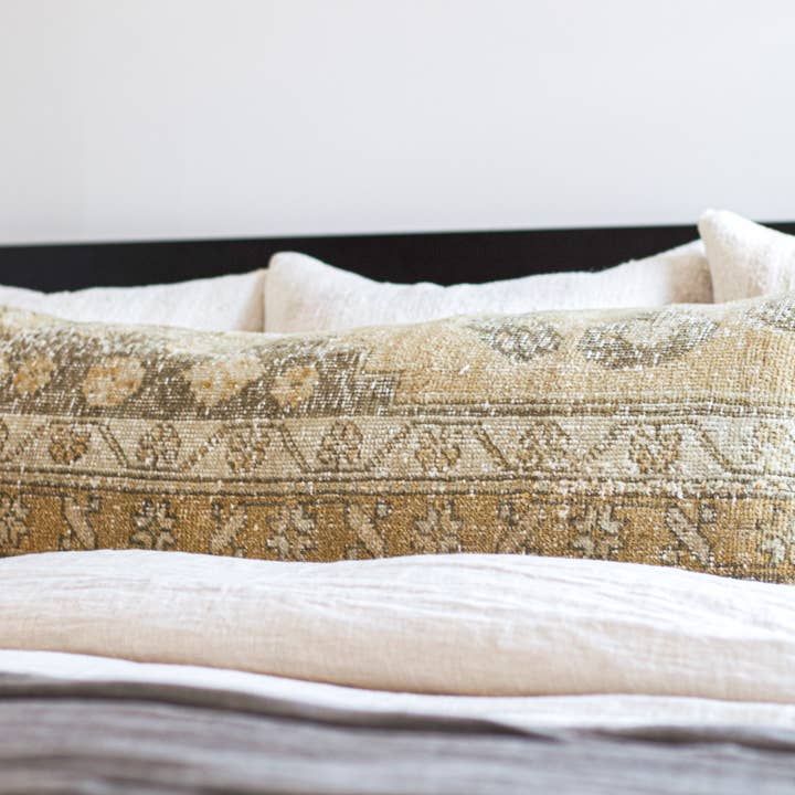 Housse de coussin lombaire surdimensionnée Eloise - 16 « x40" pour la vente par Love The Clutter