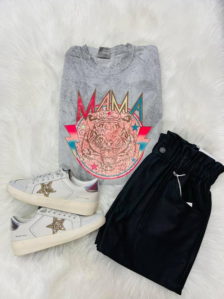 T-shirt graphique à manches courtes Mama pour la vente par Juneberry