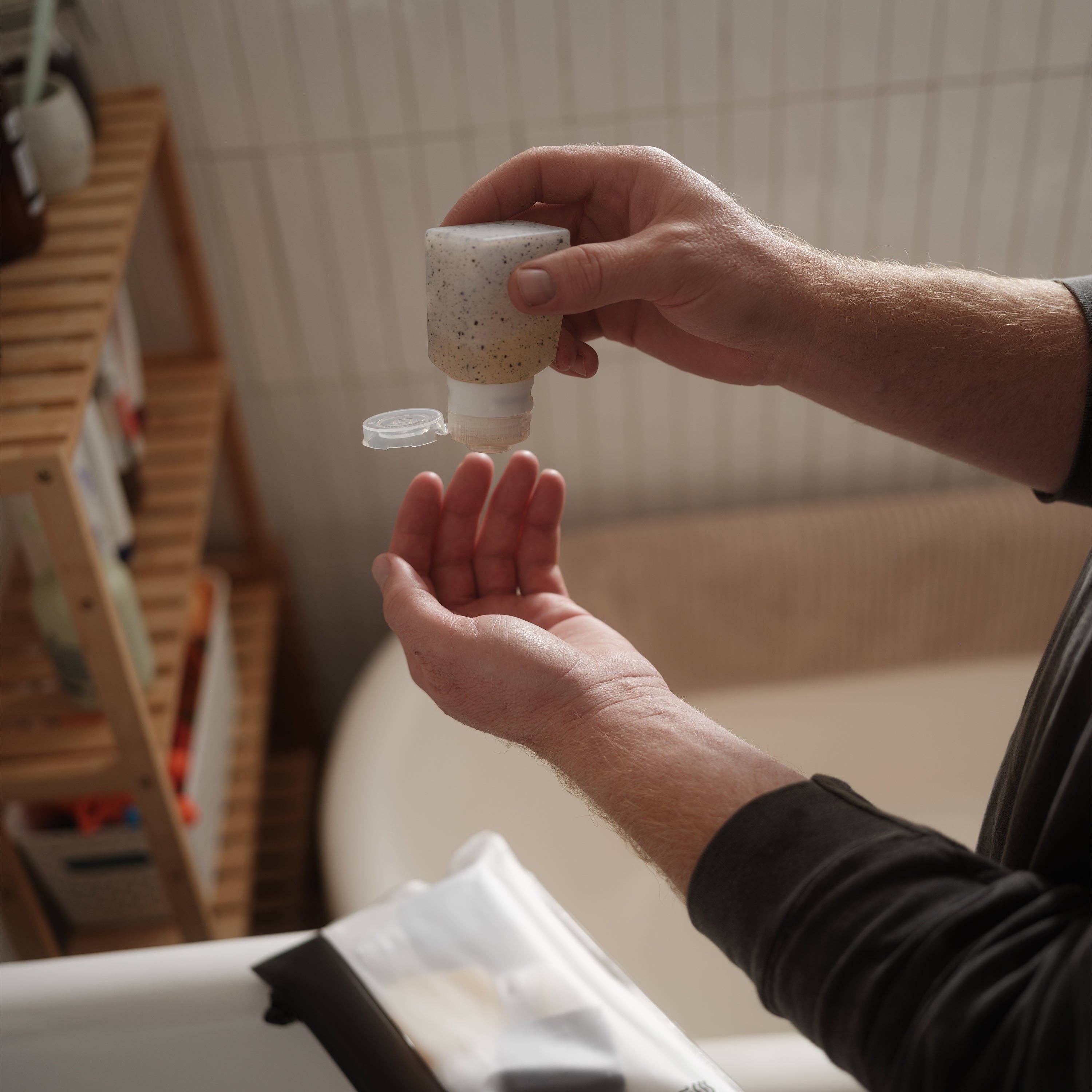 Gravel - Vendita all'ingrosso Contenitore da viaggio - Flaconi da Viaggio per Liquidi 3oz (89 ml) (Confezione da Due) | Trasparente & Grigio3