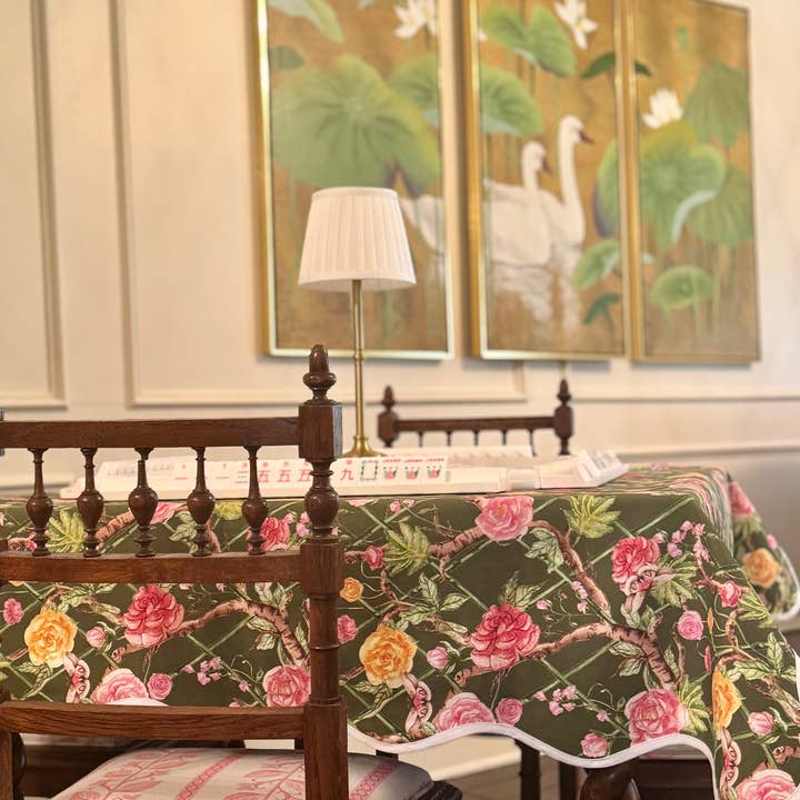 GROOTHANDEL Geschulpte Vierkante Tafelloper | Klimrozen - Mos voor wholesale door Frances Fields Home, formerly Fenwick Fields