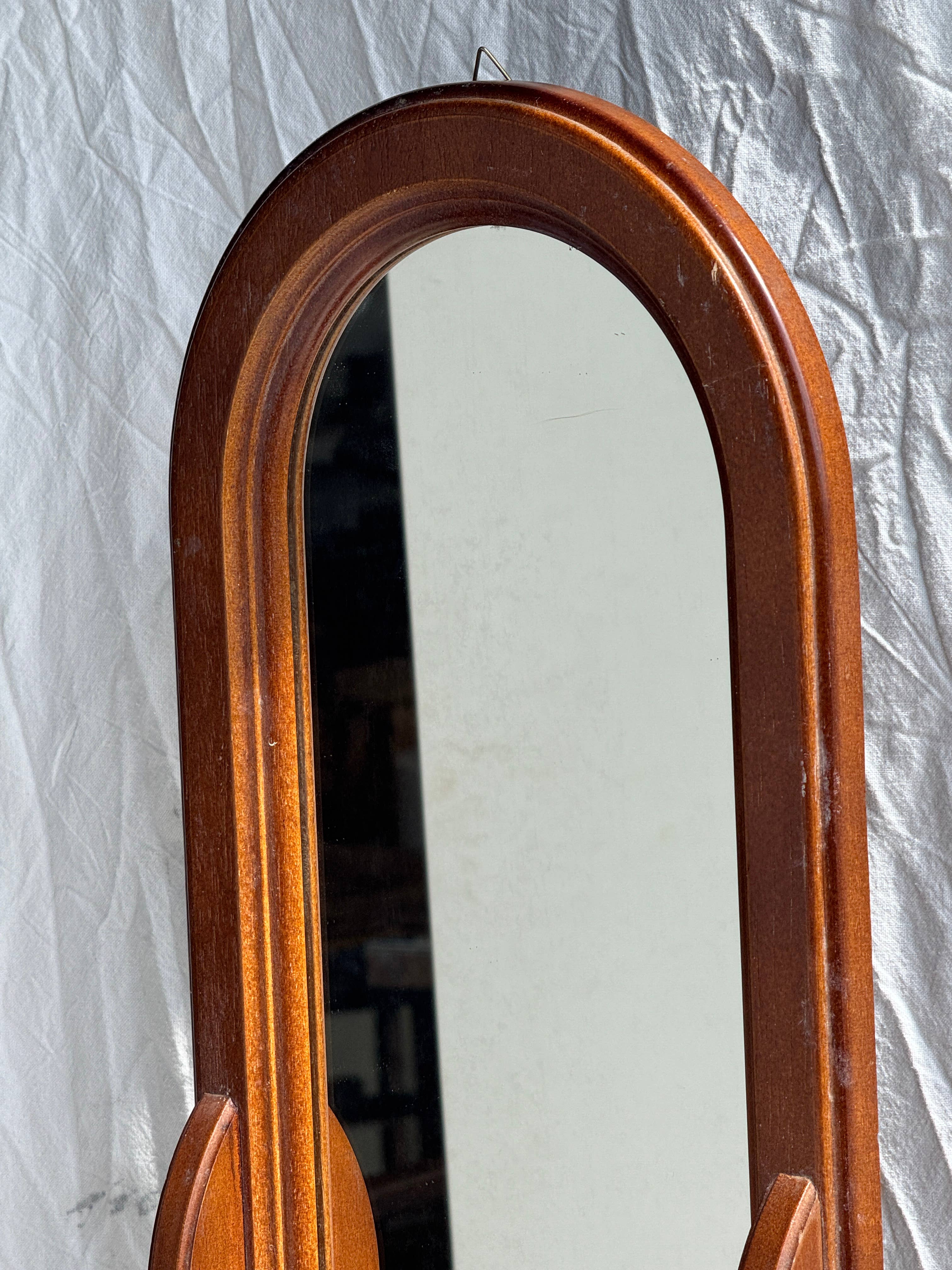 Office Objets - Wholesale Wall Mirror - Rounded mirror with a brown wooden drawer H6711