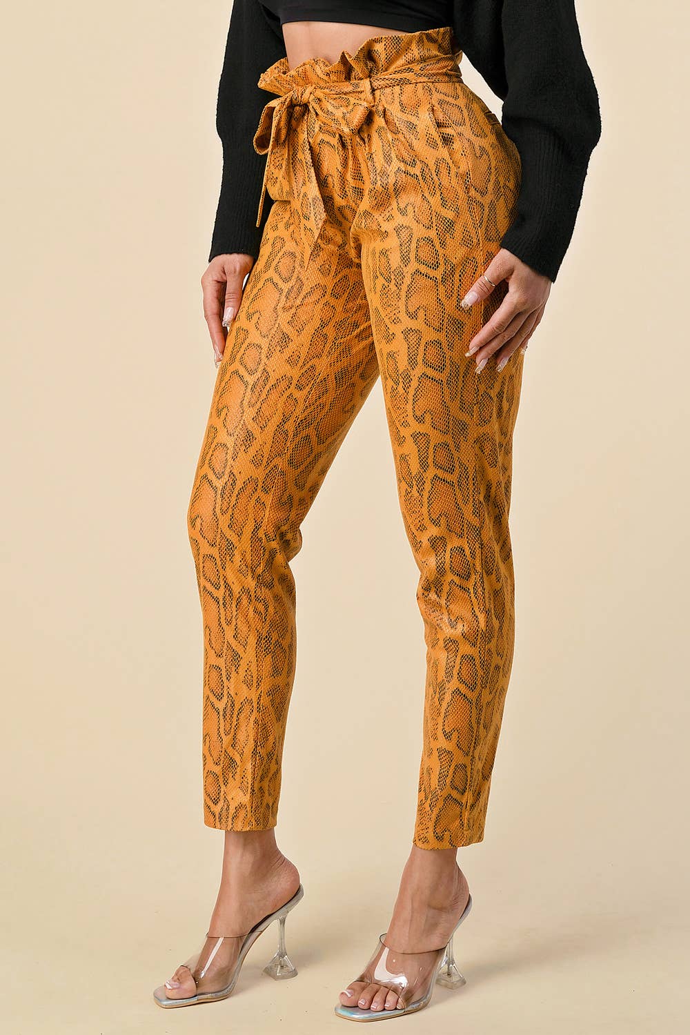 The Sang – wholesale Byxor - Dam – SP4870-2 - SNAKE SKIN SLIM FIT PAPPERSPÅSEBYXOR MED KNYTBÄLTE1