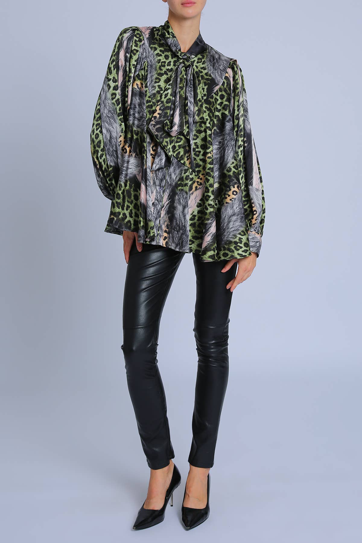 Vert Blouse en satin à col papillon imprimé léopard et fourrure PC2555 en vente sur Faire4