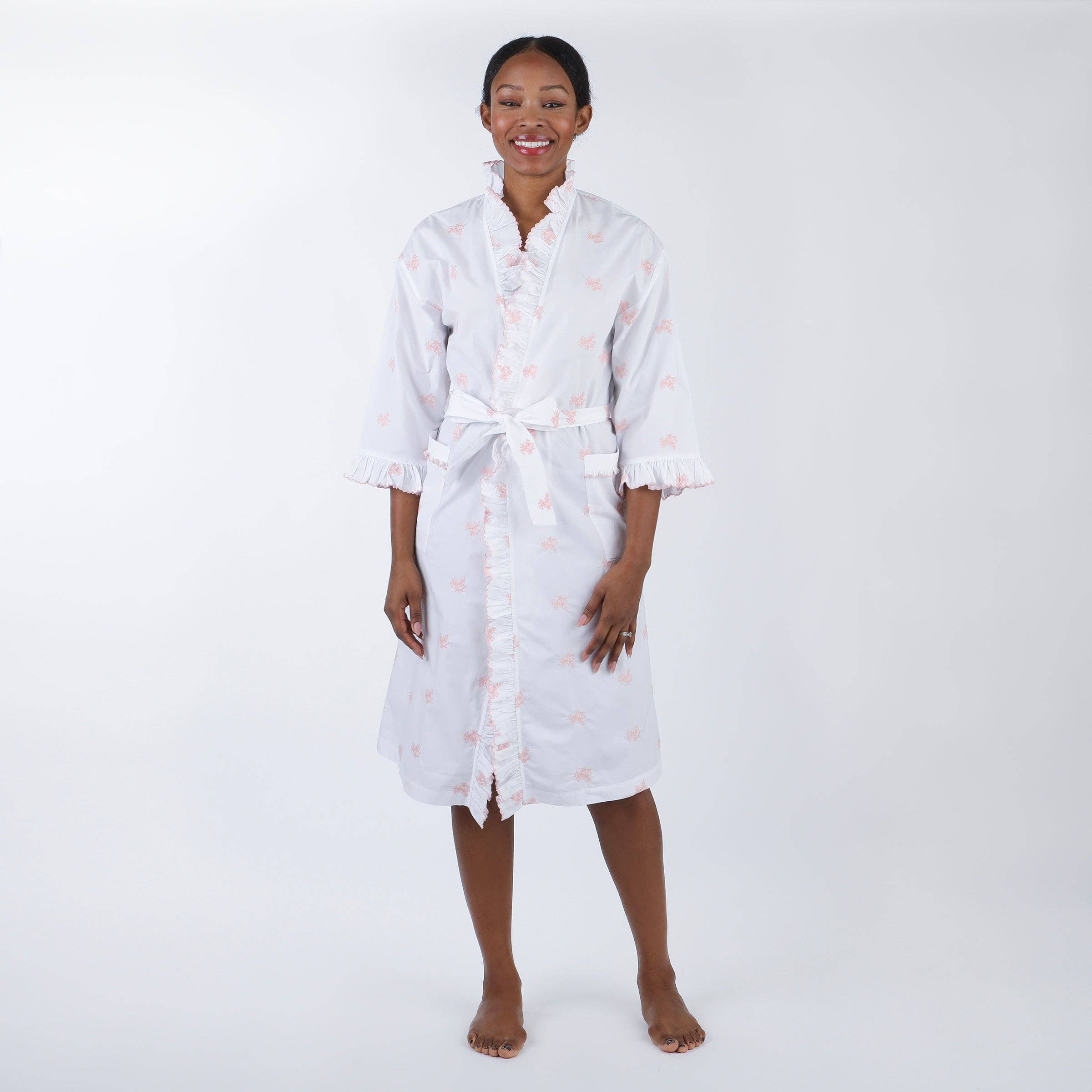 Lenora – Großhandel Bademantel – Damen – NANCY BAUMWOLL-RÜSCHEN-STICKEREI-MANTEL2