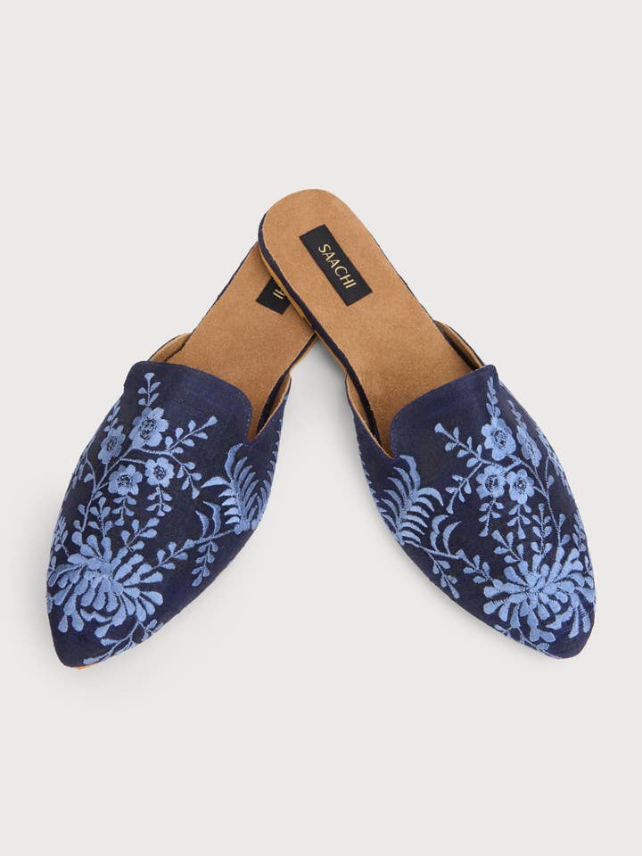 Mule plate à bout pointu avec motif de fleurs et de feuilles pour la vente par SAACHI